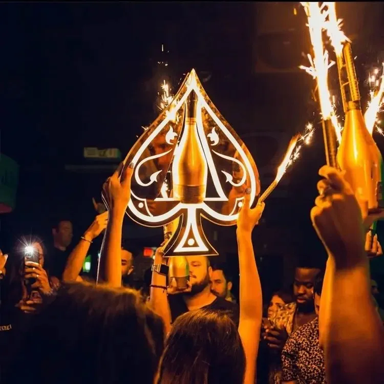 Présentoir VIP LED pour Bouteilles de Champagne – Acrylique & Métal Poli, Personnalisable
