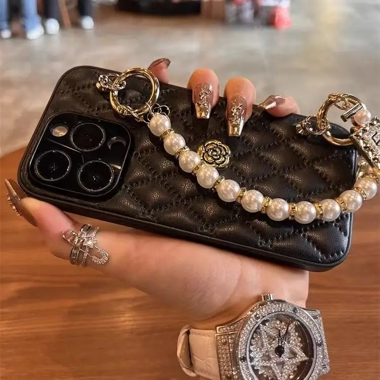 Coque iPhone Luxe avec Sangle Perles Camélia – PC Résistant | iPhone 13/14/15/16/17 Pro Max