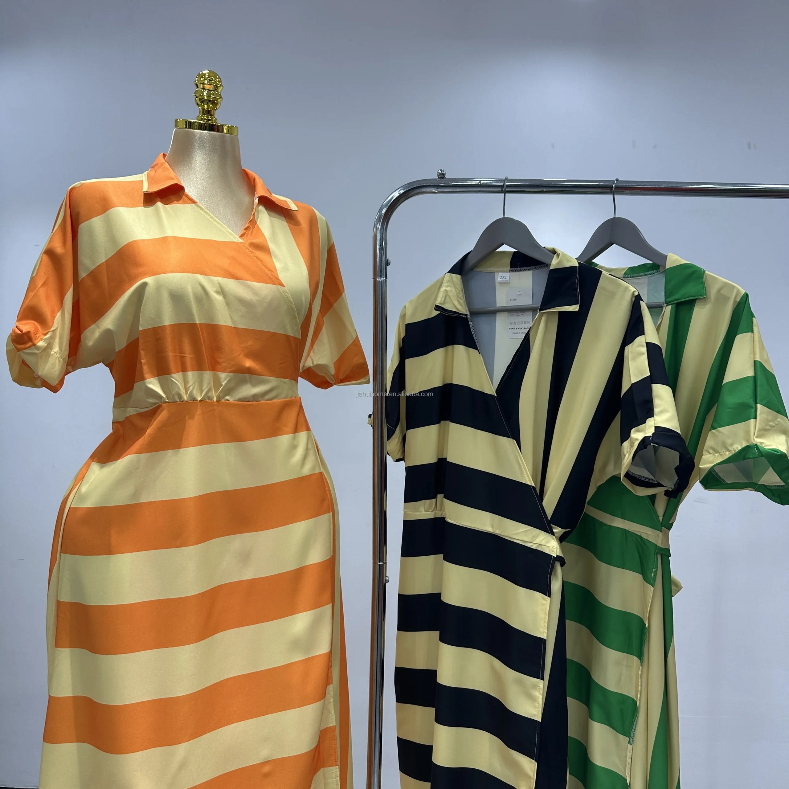 Robe Longue Africaine Rayée Col V – Tissu Respirant, Taille Élastique, Style Moderne