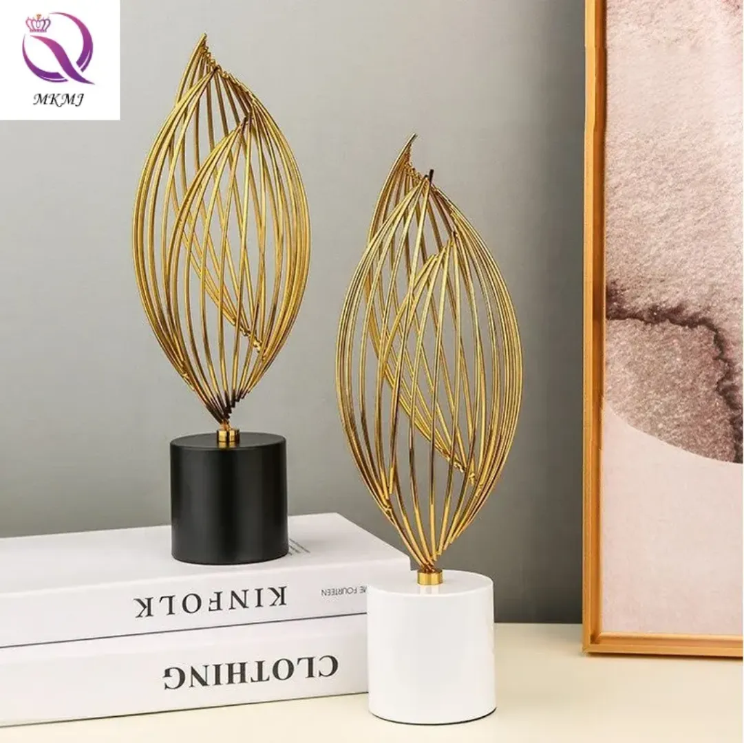 Objet de Décoration Moderne – Sculpture Métallique Dorée pour Table ou Salon