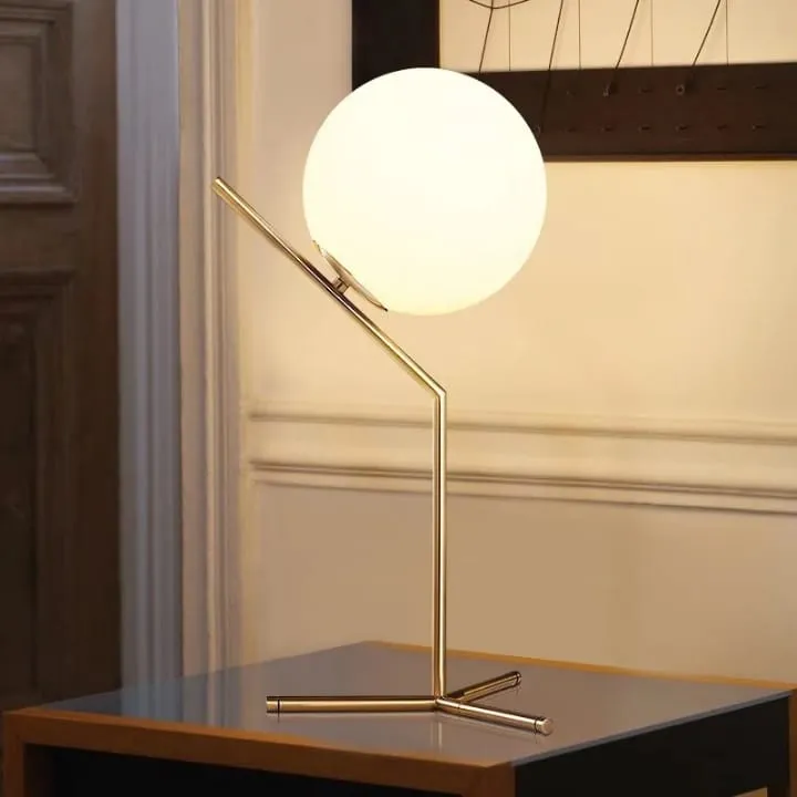 Lampe Globe en Verre Opale sur Structure Dorée – TQ22032