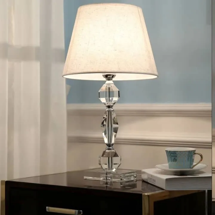 Lampe haute en cristal avec abat-jour conique blanc cassé