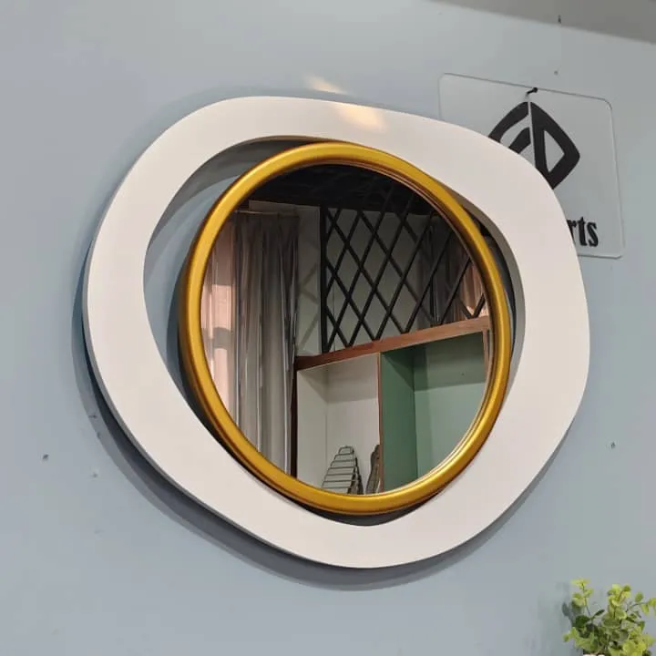 Miroir mural asymétrique avec cadre doré épais