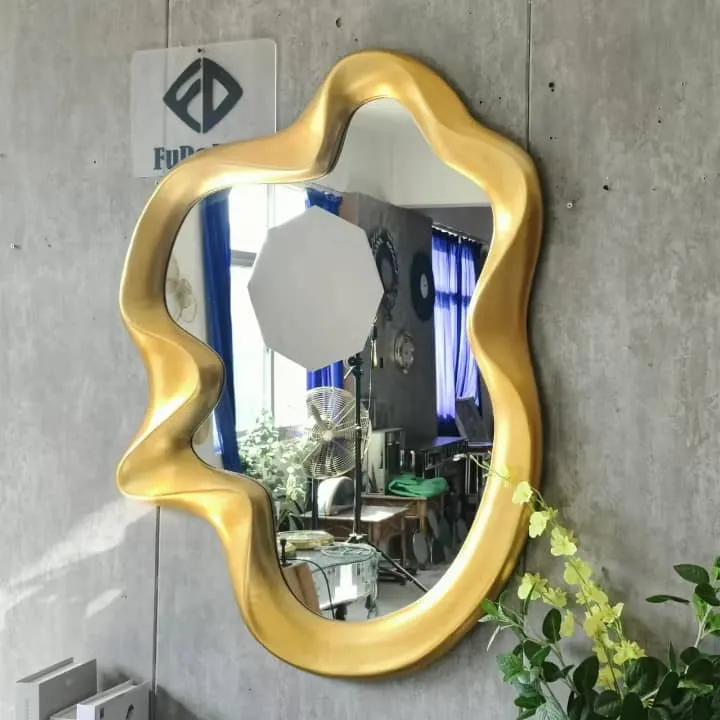 Miroir mural ondulé en métal doré