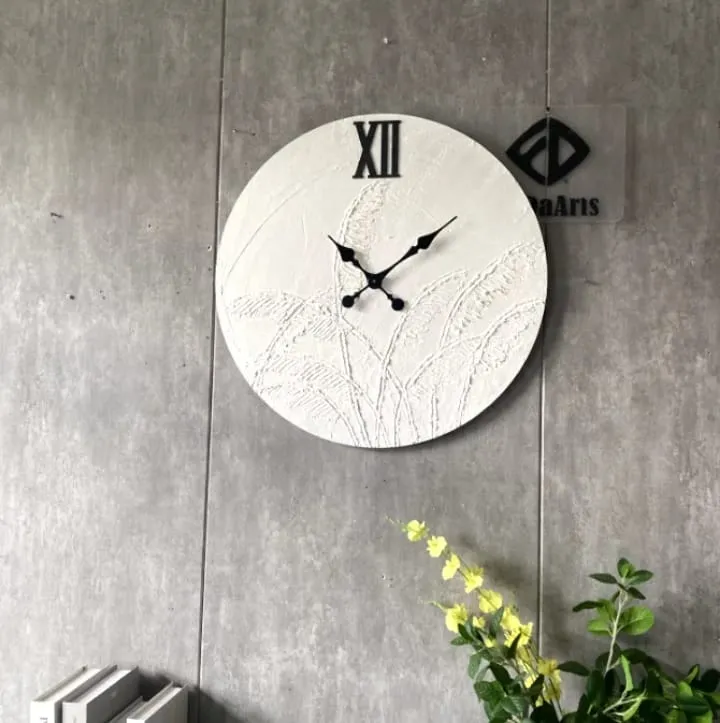 Horloge murale rose minimaliste