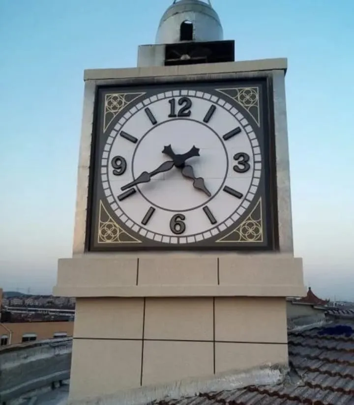 Horloge industrielle géante