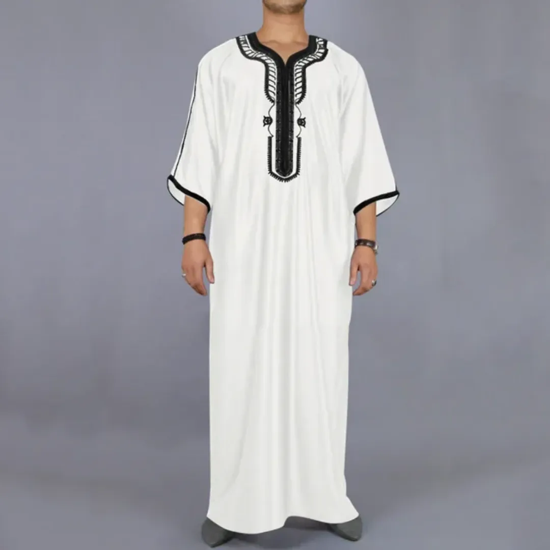 Adoptez l’élégance traditionnelle avec cette superbe djellaba noire, confectionnée dans un tissu fluide et léger. Ses magnifiques broderies blanches au niveau du col et des manches ajoutent une touche