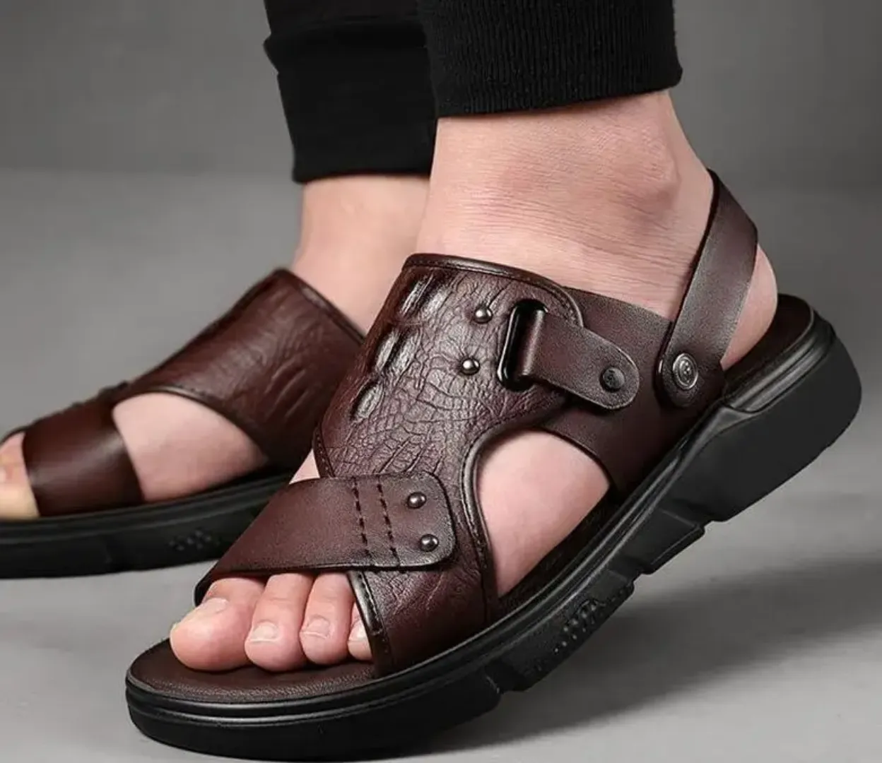 Sandale Homme Marron Texturée – Modèle Style Crocodile avec Bride Arrière et Semelle Renforcée