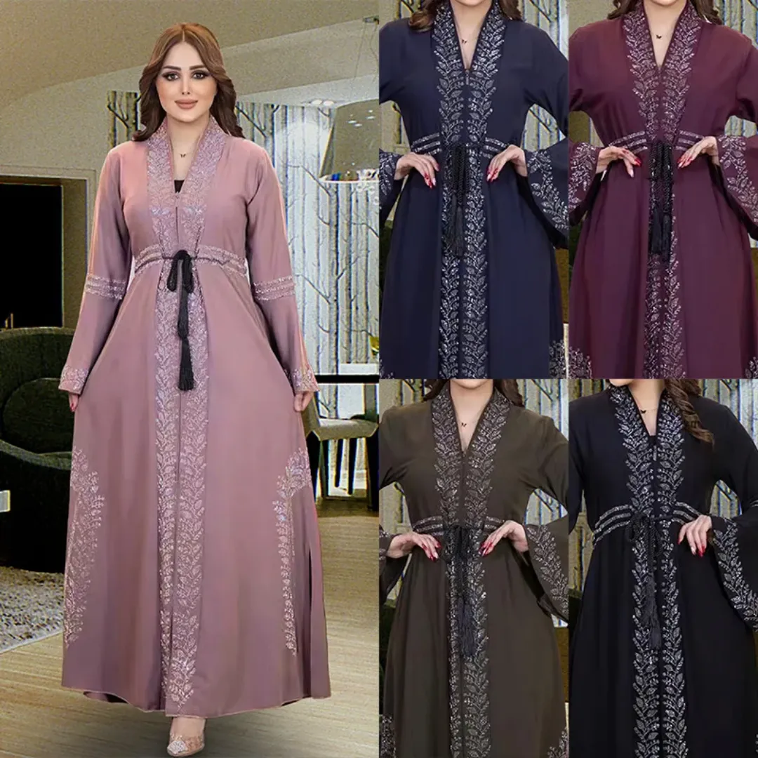 Abaya Élégante avec Motifs Brodés et Ceinture Tressée