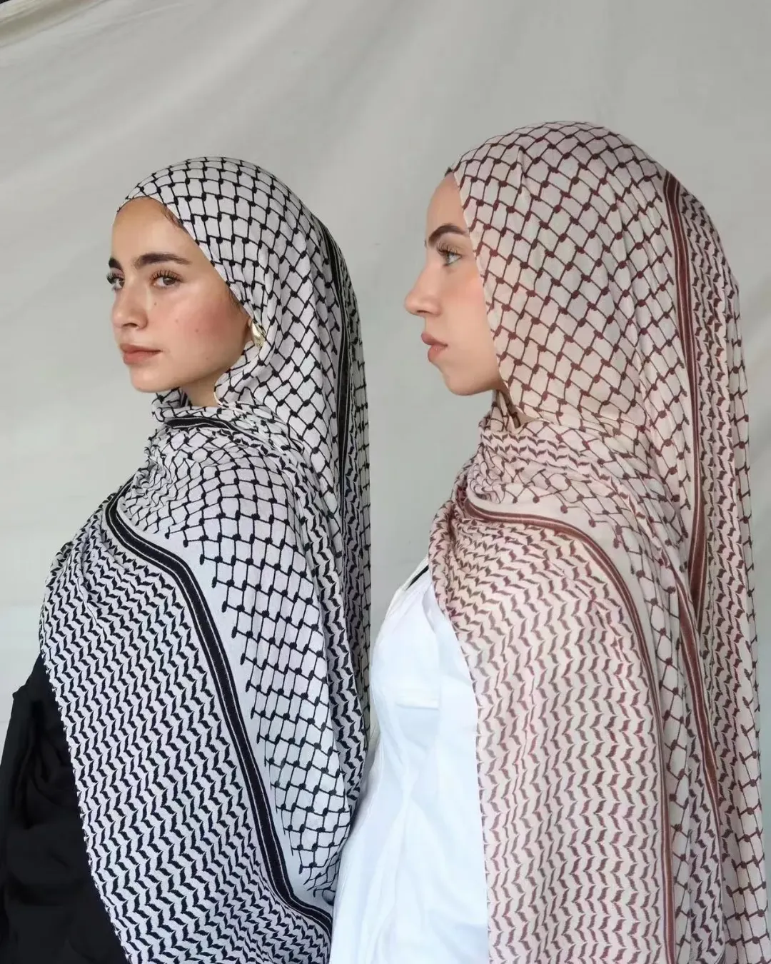 Abaya Élégance Perlée – Manches Brodées et Hijab Assorti