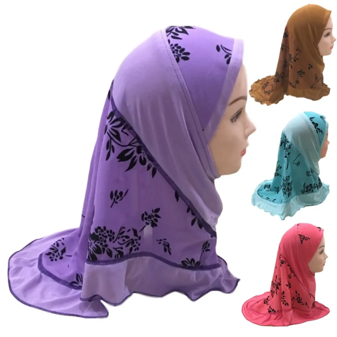 Hijab Enfant à Enfiler – Motifs Floraux et Bordures Douces