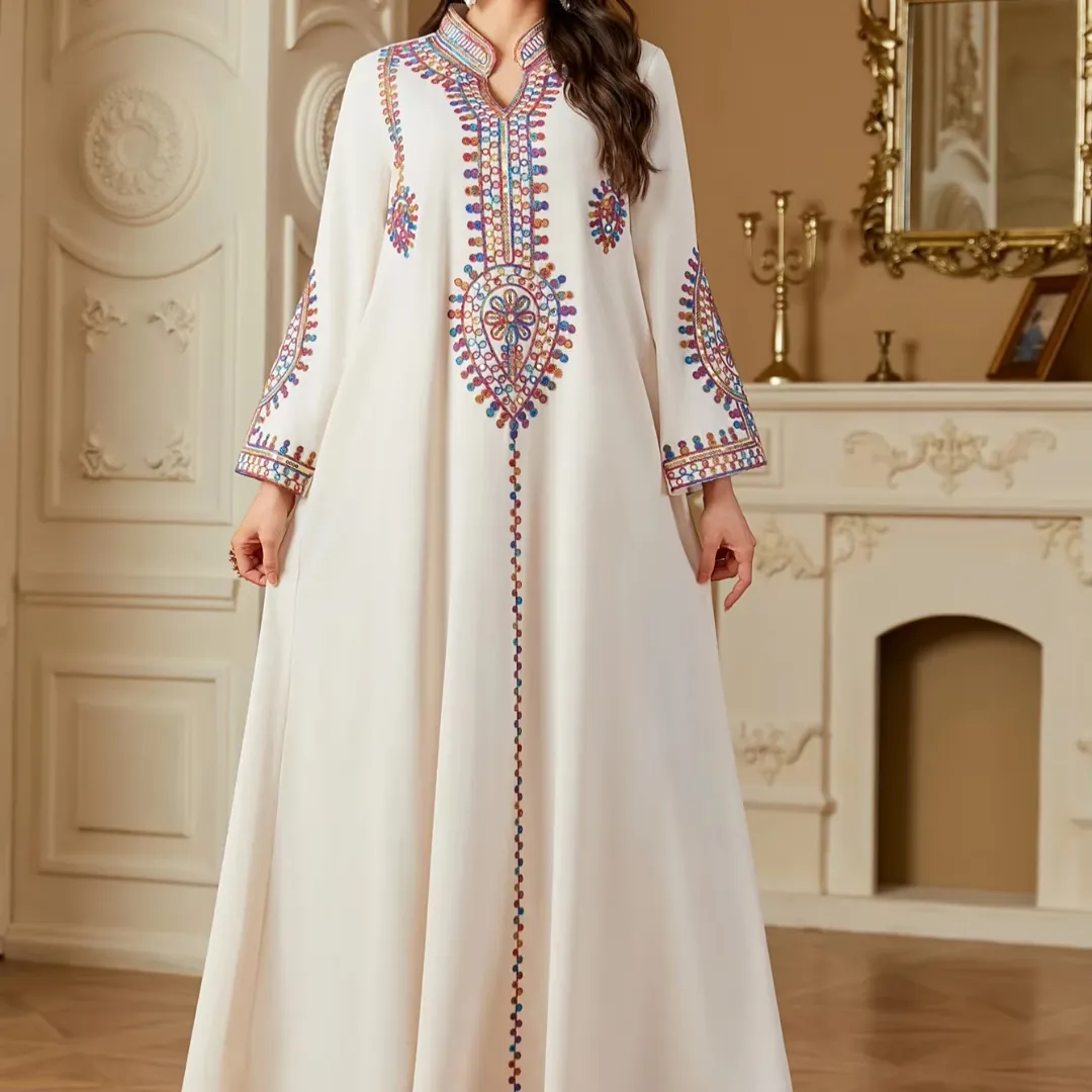 Robe Caftan Écrue Élégante à Broderies Multicolores