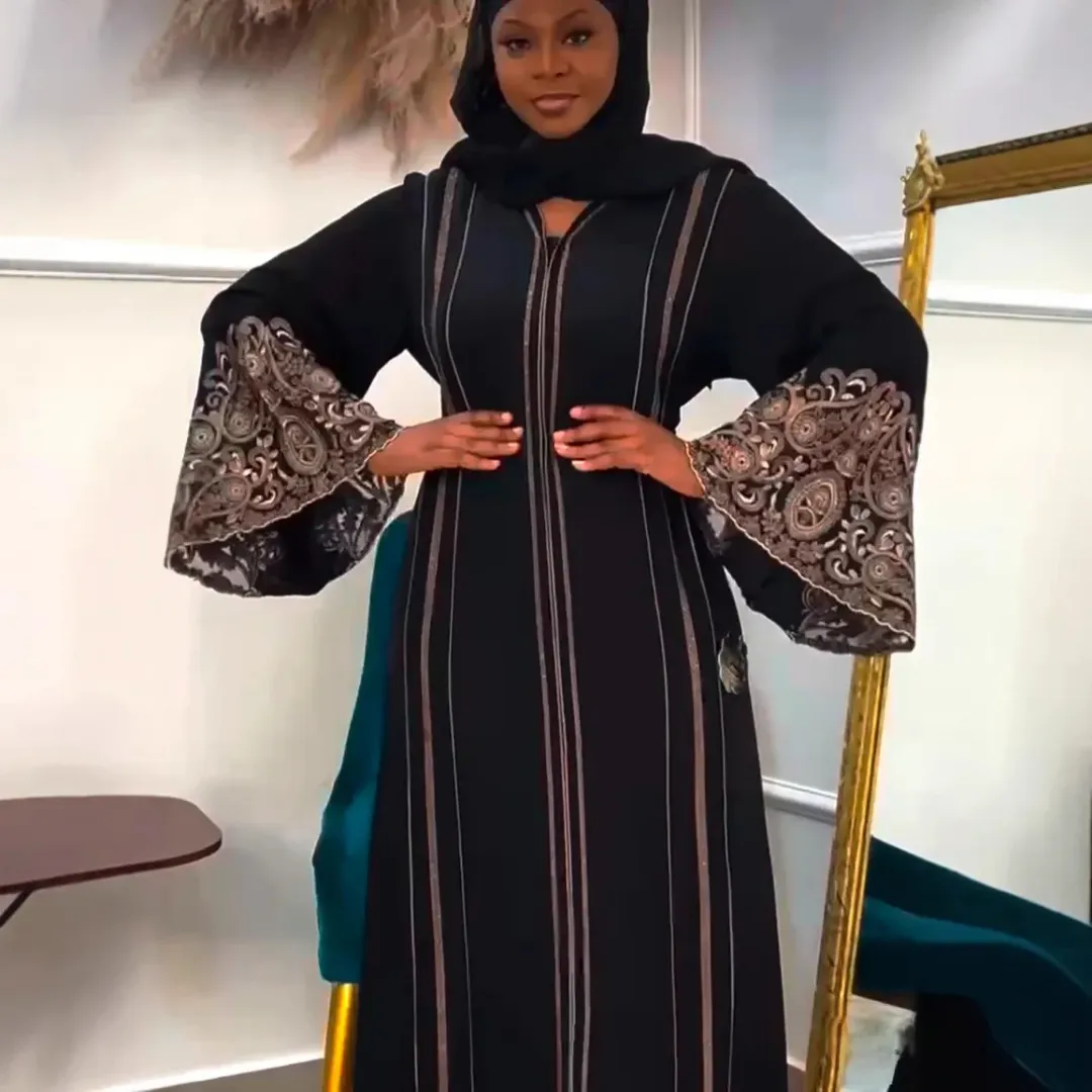 Robe Longue Noire avec Manches Évasées Brodées – Élégance Orientale