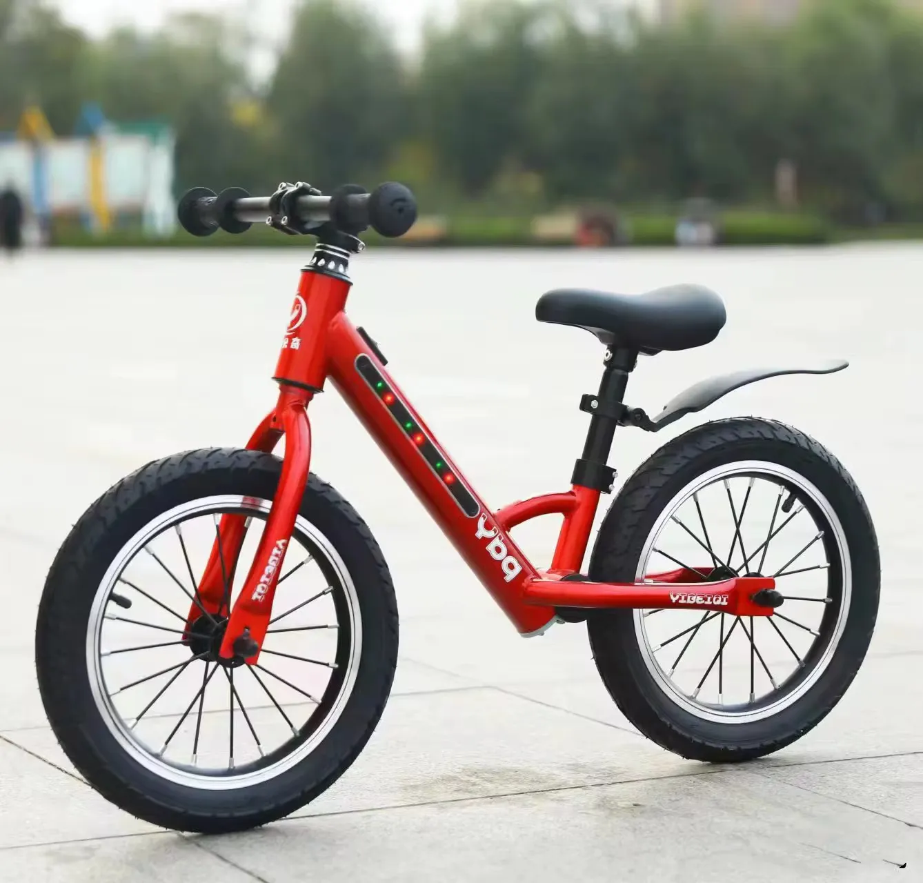 Apprenez à votre enfant à maîtriser l’équilibre en toute sécurité avec ce vélo au design moderne et robuste !