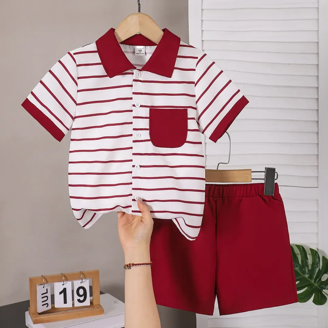Ensemble Garçon Été – Chemise Rayée et Short Uni Bordeaux