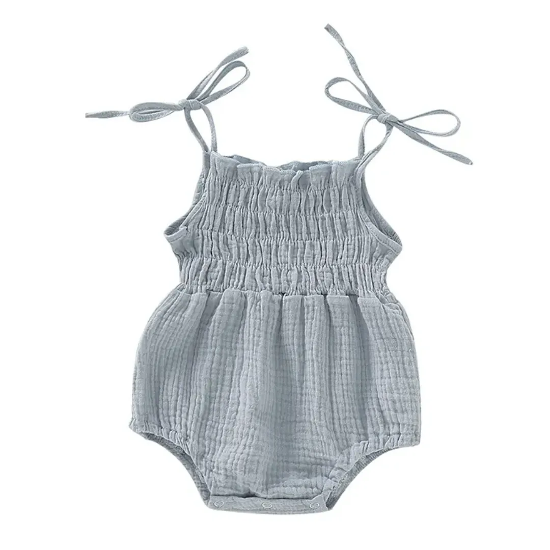 Barboteuse bébé fille – Bretelles à nouer, coton gaufré gris clair