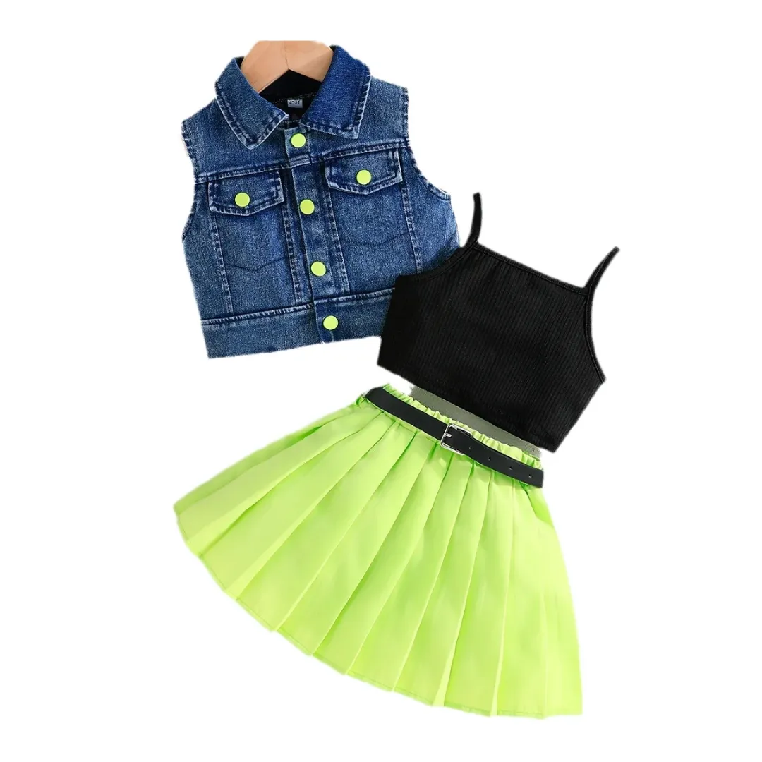 Ensemble fille tendance – Veste en jean, top noir et jupe plissée verte