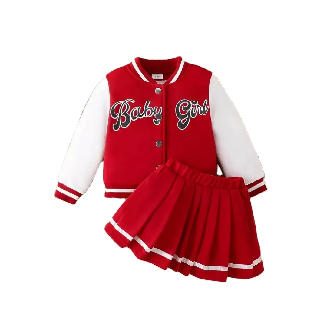 Offrez à votre petite princesse un look tendance et adorable avec cet ensemble composé d’une veste style universitaire et d’une jupe plissée assortie. Confortable et élégant, il est parfait pour toute