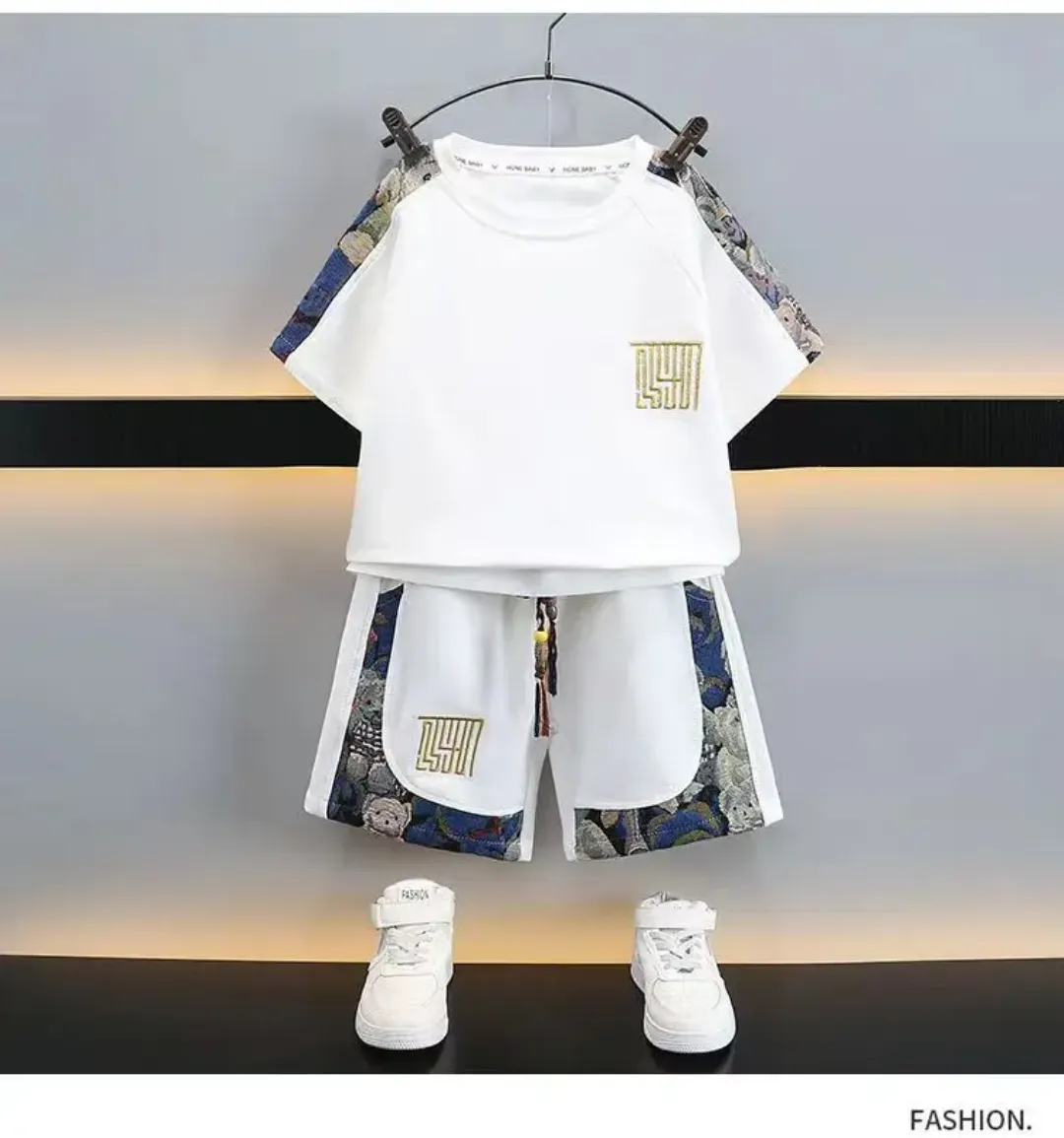 Ensemble garçon été blanc avec détails imprimés – T-shirt + short assorti