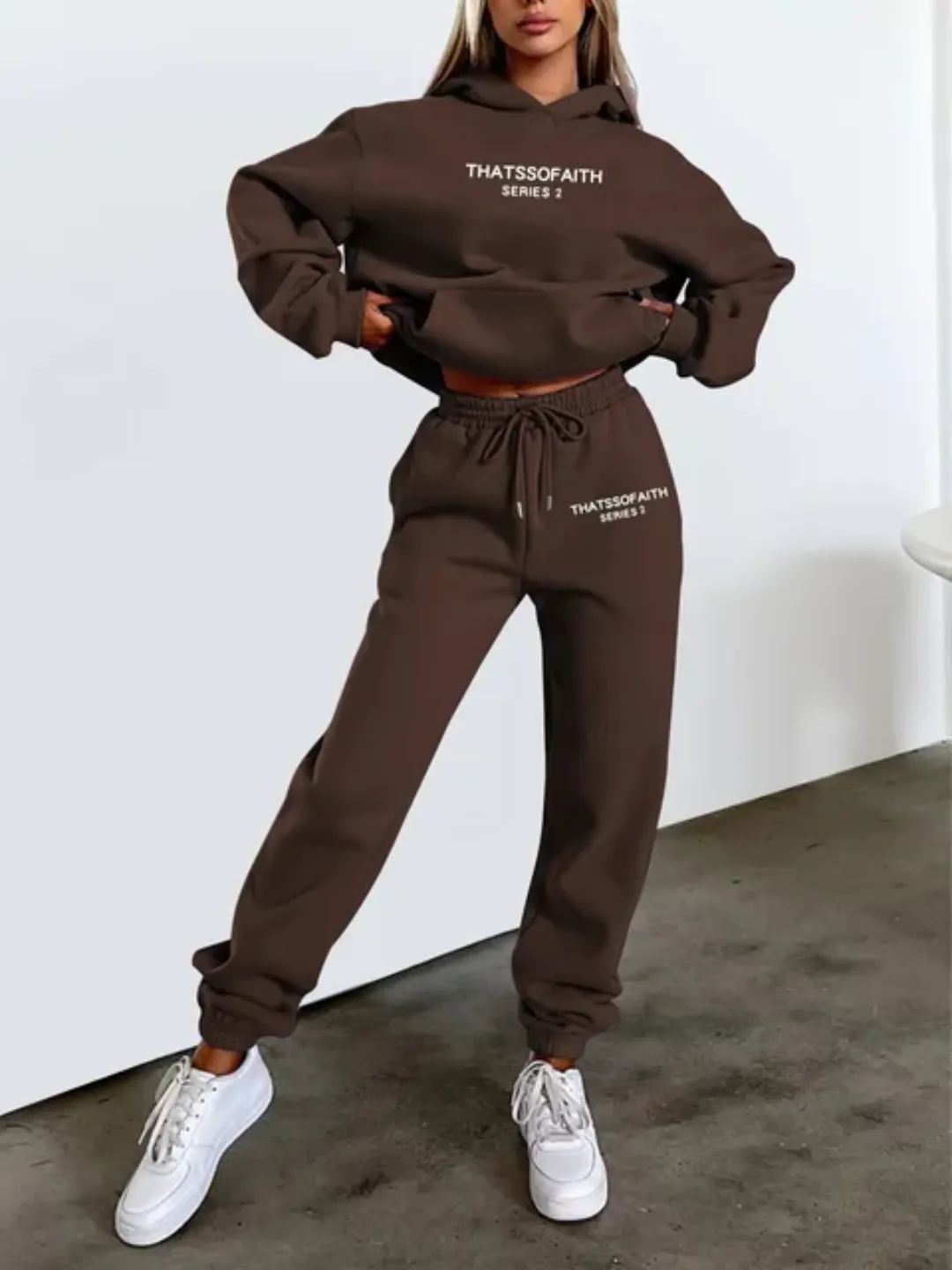 Ensemble de vêtements d'hiver européens et américains Sweat-shirt à capuche à impression de lettres avec pantalon en polaire à coupe ample