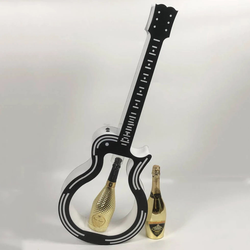 Présentoir à Bouteille de Vin en Acrylique – Design Guitare avec Éclairage LED RGB Rechargeable