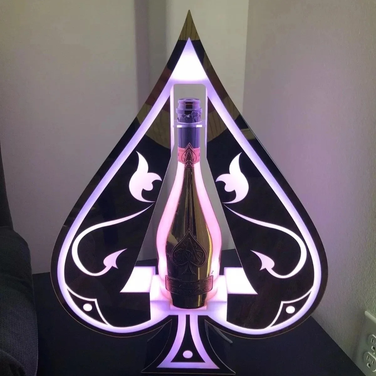 Présentoir VIP LED pour Bouteilles de Champagne – Acrylique & Métal Poli, Personnalisable