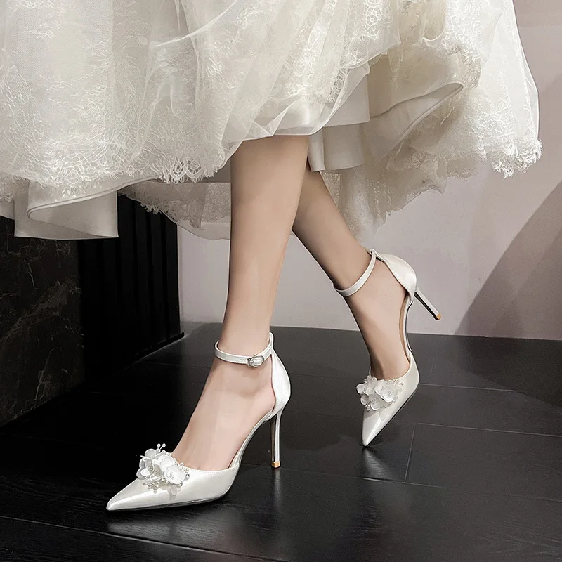 Sandales mariage talons hauts bout pointu ruban ajouré blanc – 2 façons de porter