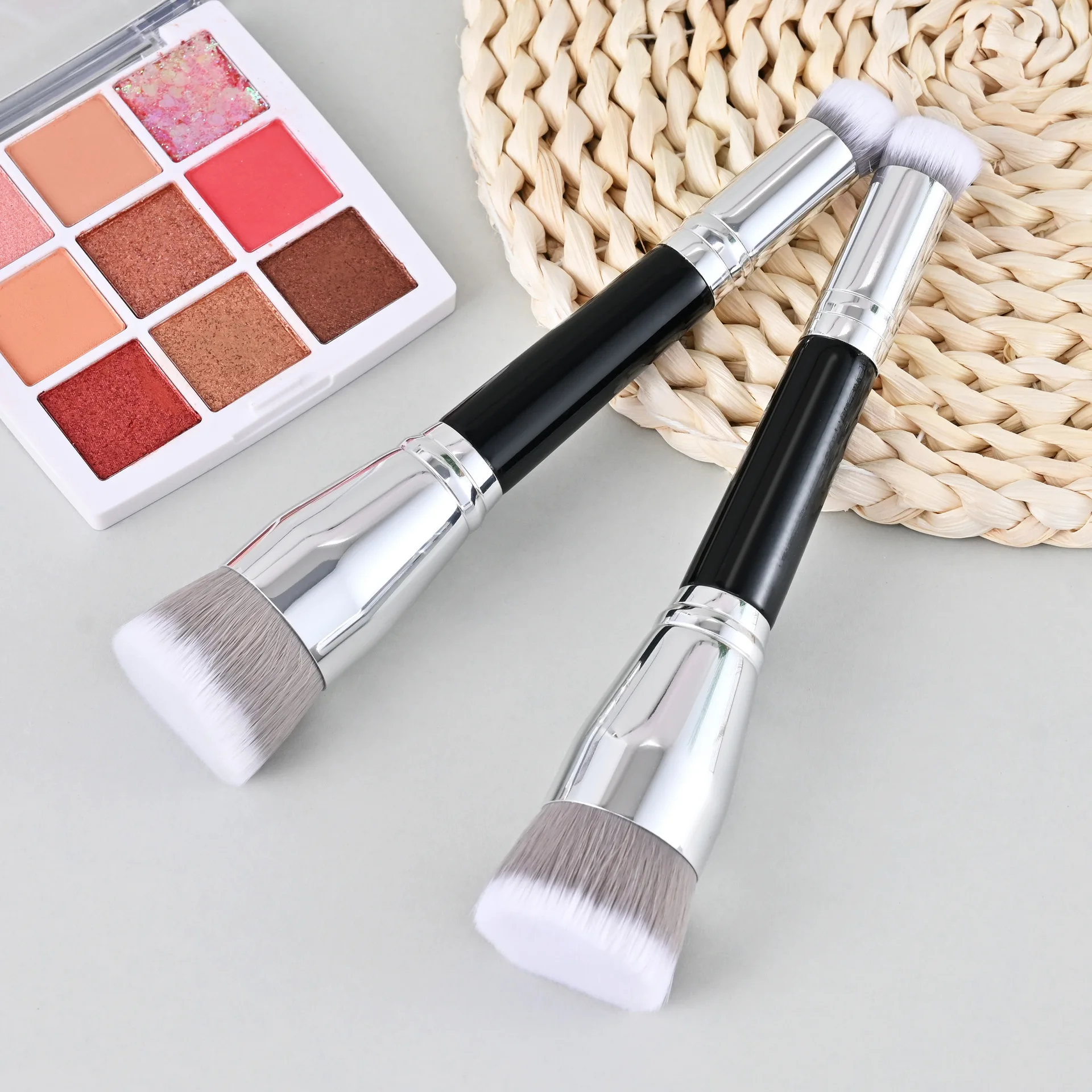 Pinceau Maquillage Double Embout Professionnel – Fond de Teint & Estompeur, Manche Bois Noir