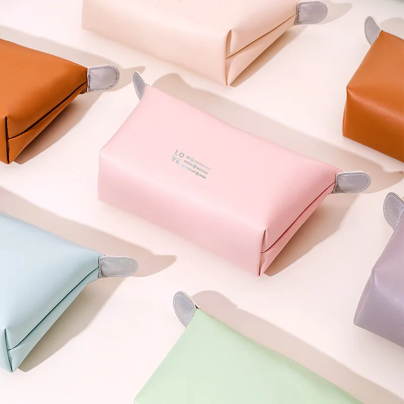 Petit sac cosmétique en PU zippé motif lettre – Léger, tendance et durable
