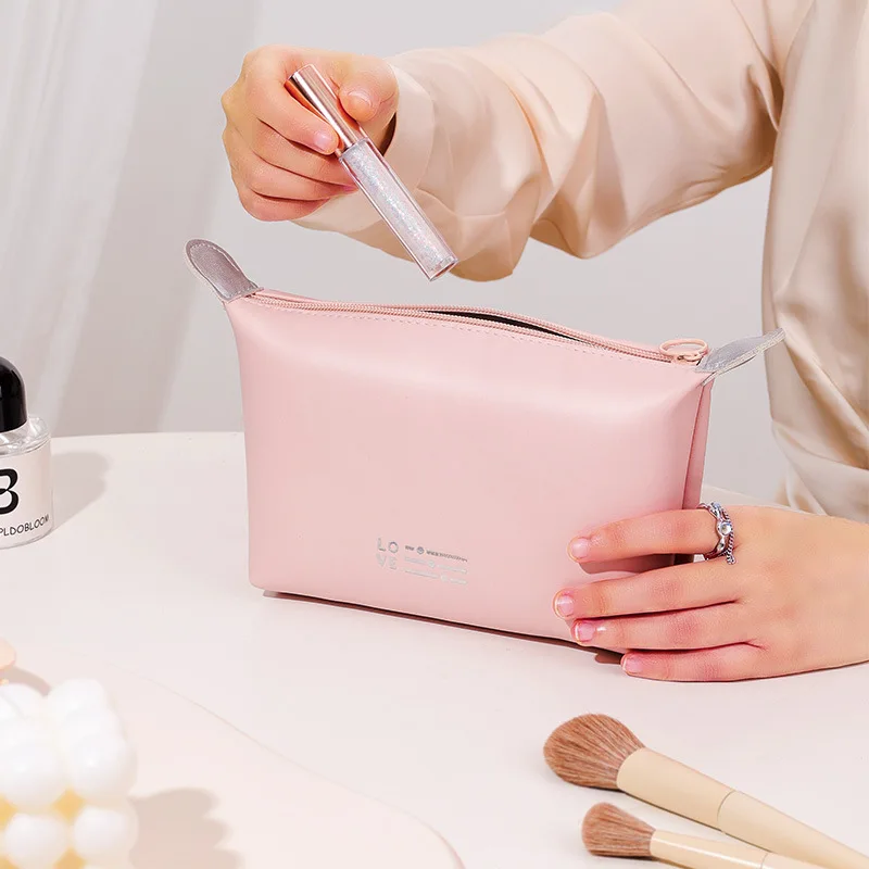 Petit sac cosmétique en PU zippé motif lettre – Léger, tendance et durable