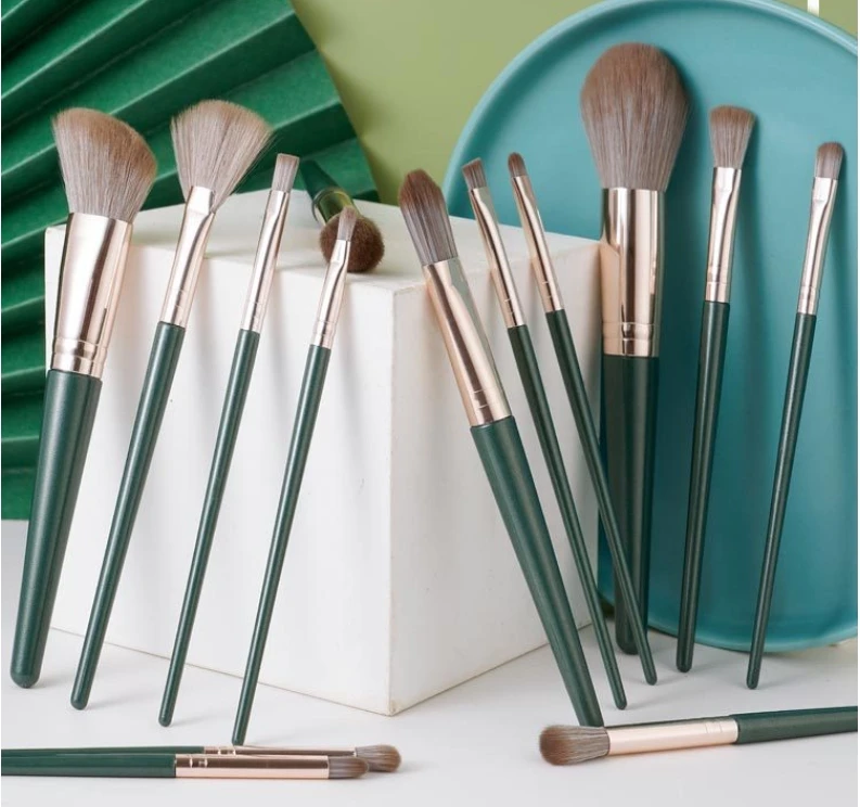 Set 14 Pinceaux Maquillage Vegan Verts – Poils Synthétiques Doux & Manche en Bois