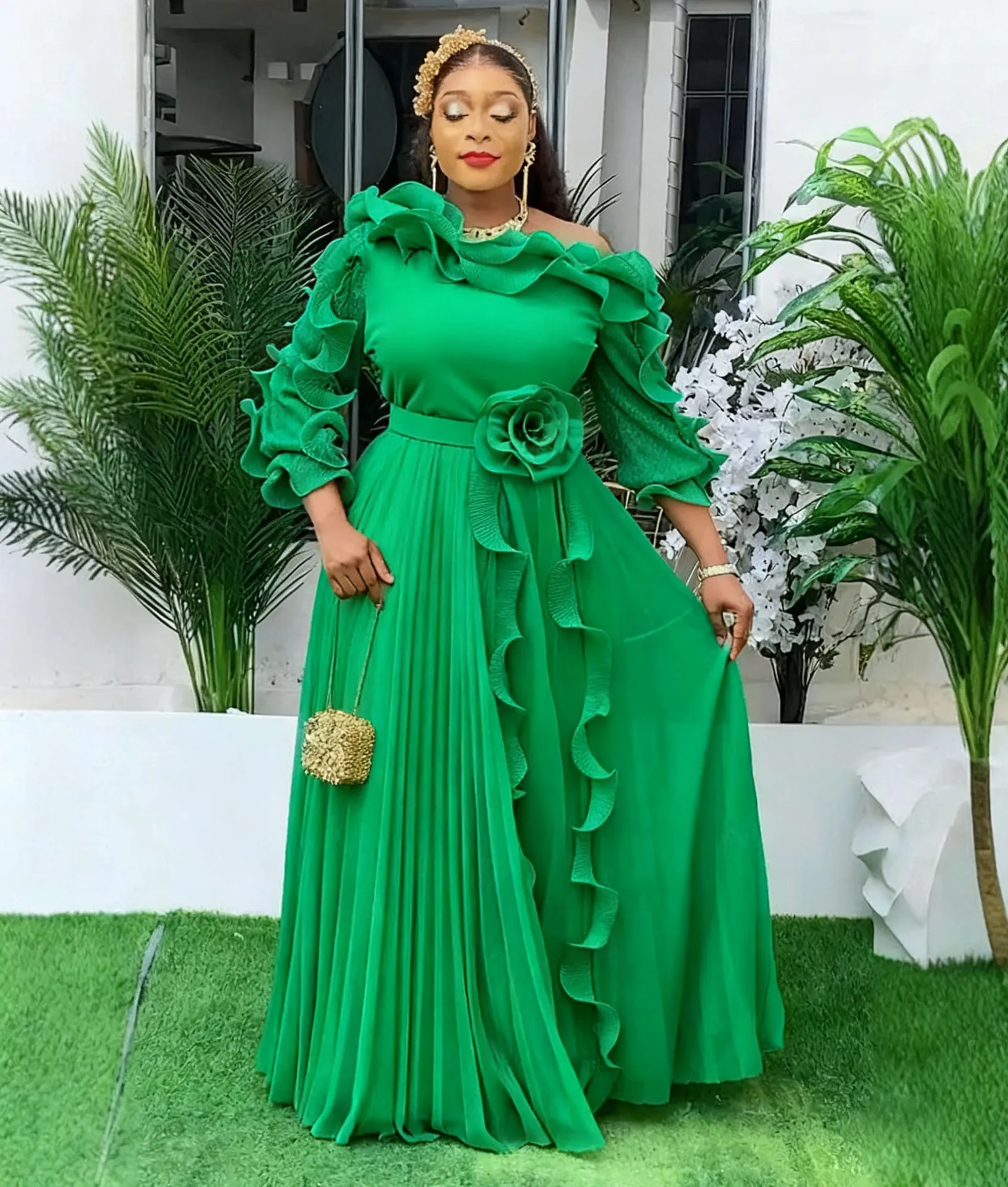Robe de soirée grande taille élégante – Épaules dénudées, mousseline, fleur 3D & ceinture