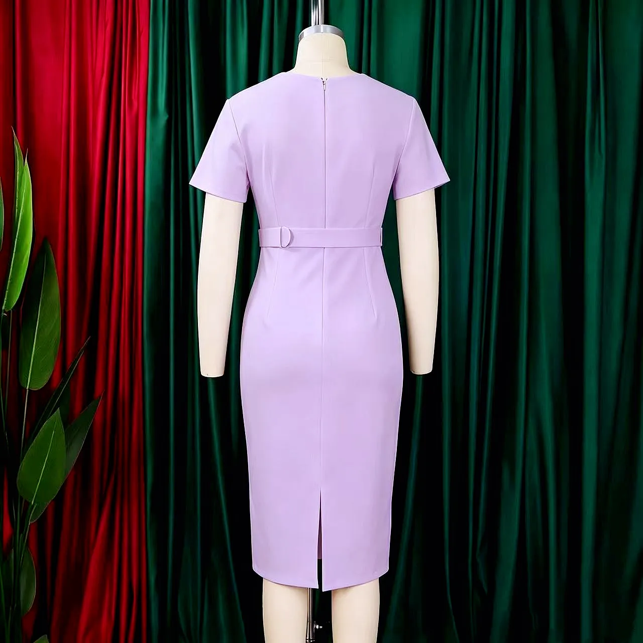 Robe de bureau élégante col en V, manches courtes, tissu extensible plissé avec ceinture – D3372