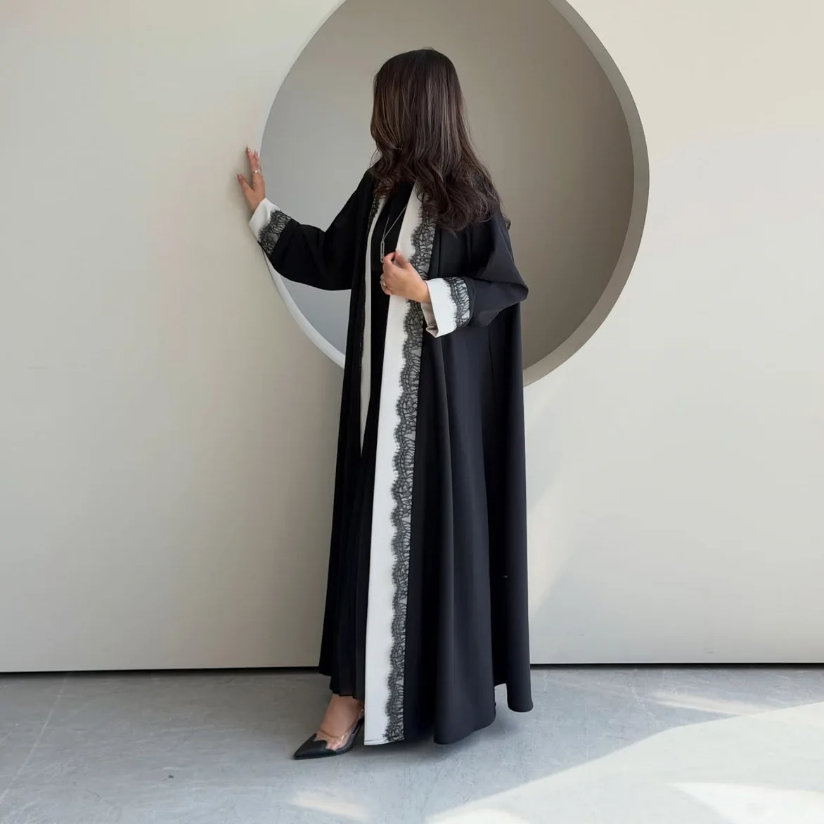 Abaya Ouverte Femme MQ266 – Robe Maxi Modeste Noir & Blanc avec Dentelle
