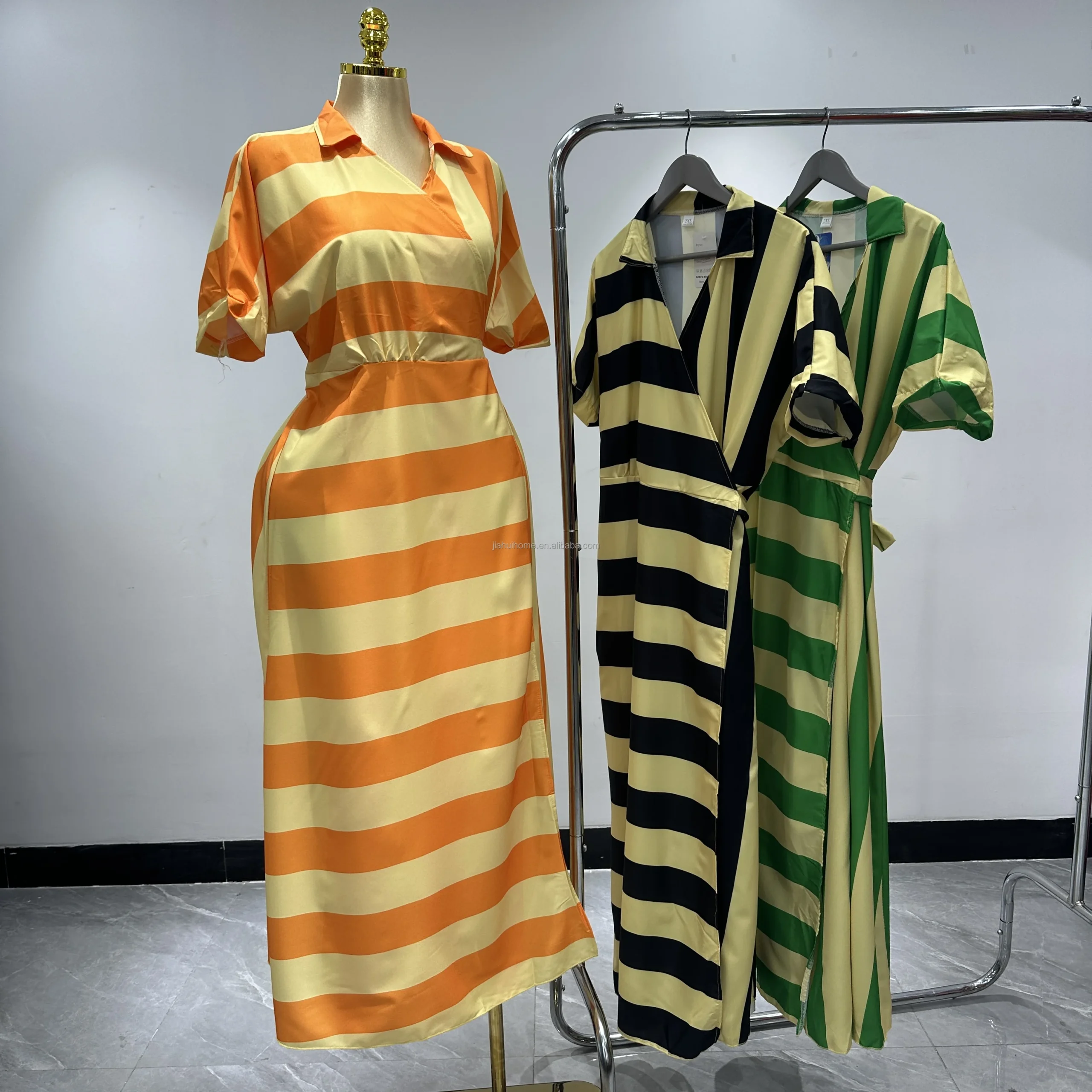 Robe Longue Africaine Rayée Col V – Tissu Respirant, Taille Élastique, Style Moderne