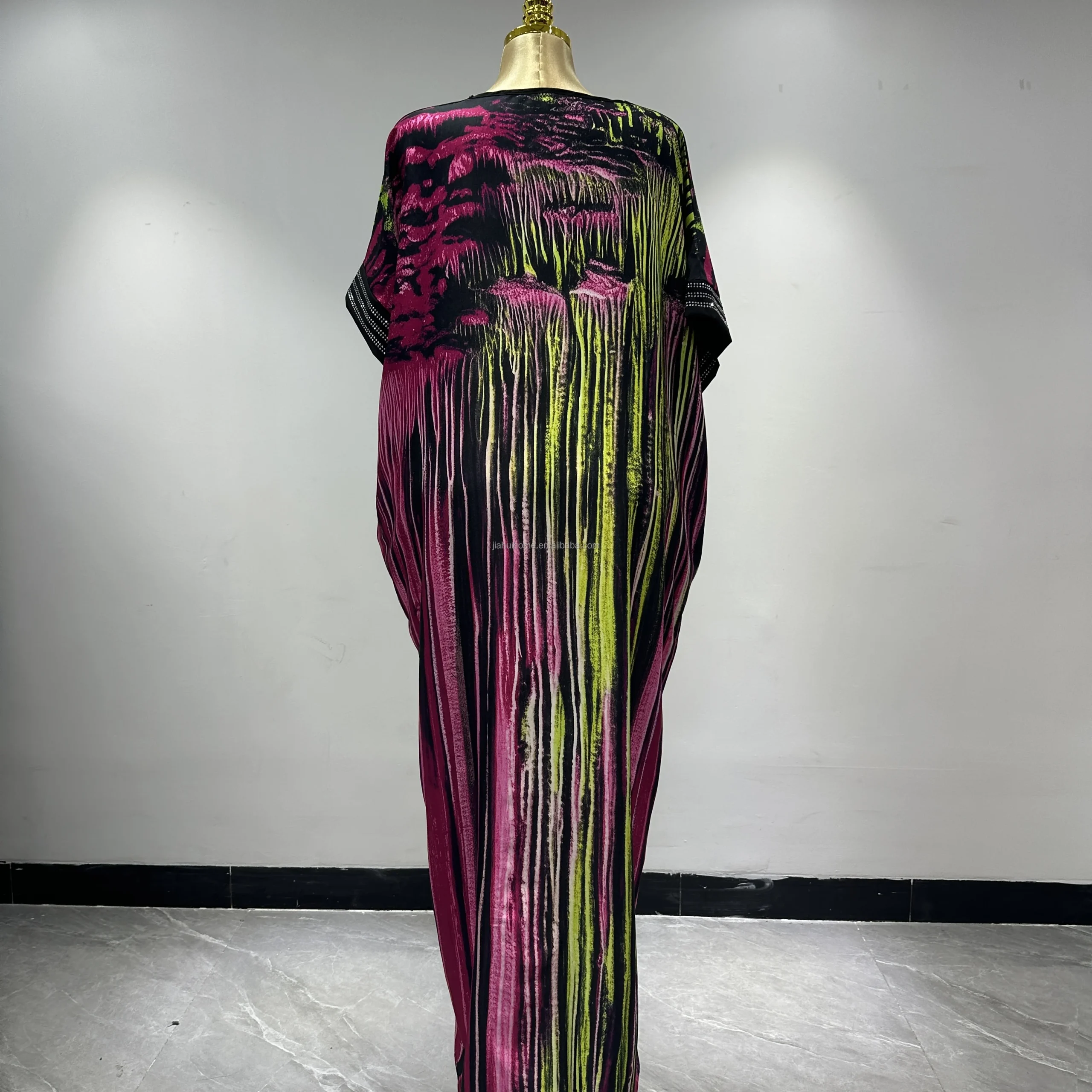 Robe Africaine Élégante Col V | Broderie Florale | Manches Courtes | Diamants Scintillants