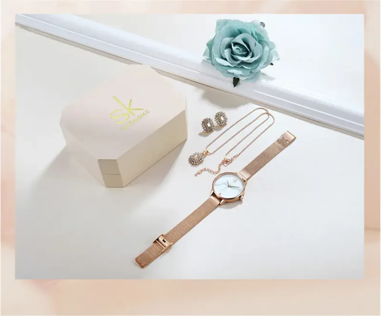 Coffret Cadeau Élégance Femme – Montre SK Dorée avec Parure Collier et Boucles d'Oreilles