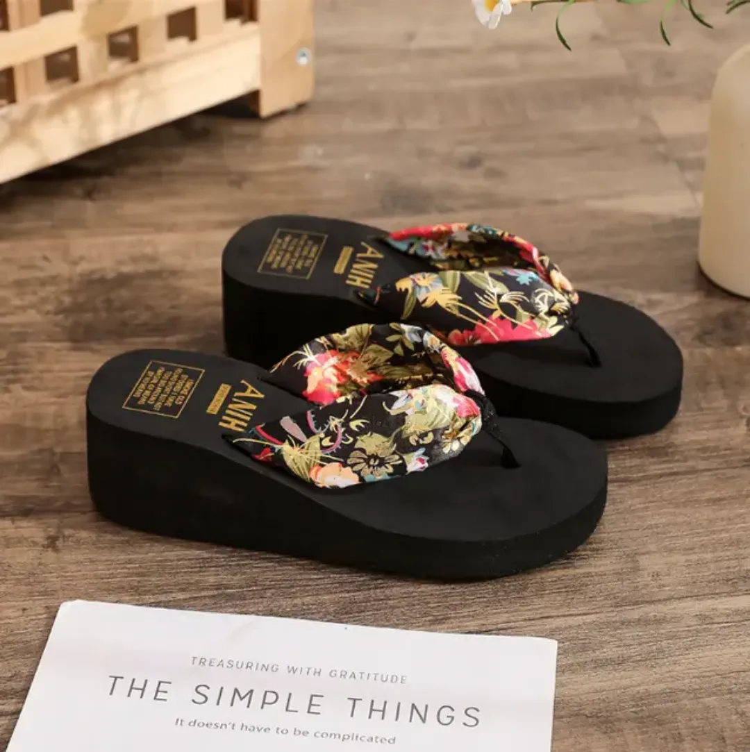 Tongs d’Été Femme – Sandales à Talon Compensé avec Brides Fleuries, Style Décontracté et Élégant