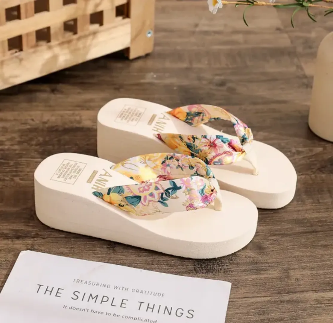 Tongs d’Été Femme – Sandales à Talon Compensé avec Brides Fleuries, Style Décontracté et Élégant