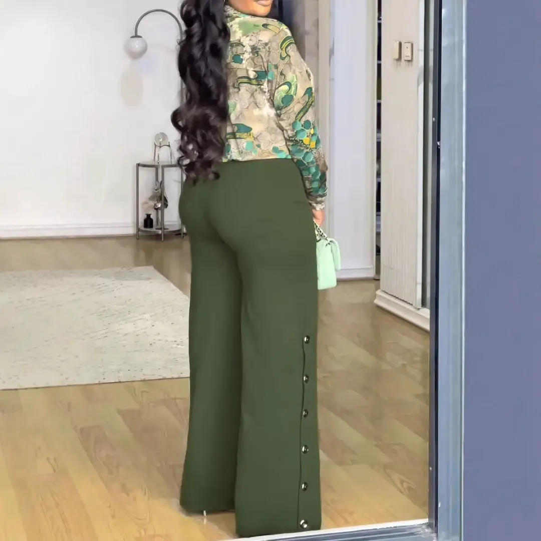 Ensemble Femme Élégant – Chemisier Imprimé et Pantalon Large Boutonné Vert Kaki