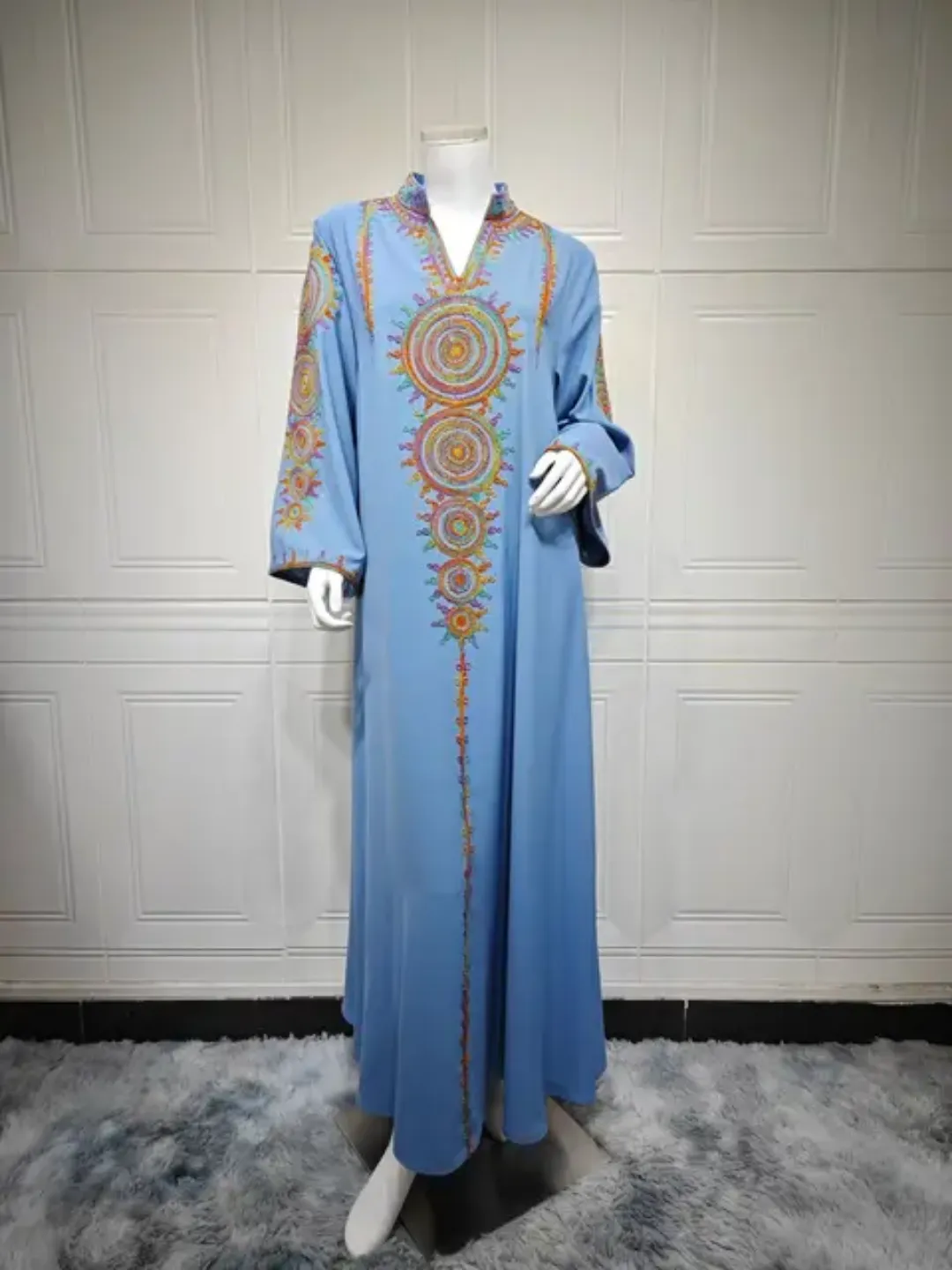 Robe longue orientale brodée – Élégance traditionnelle pour femme – Style caftan moderne
