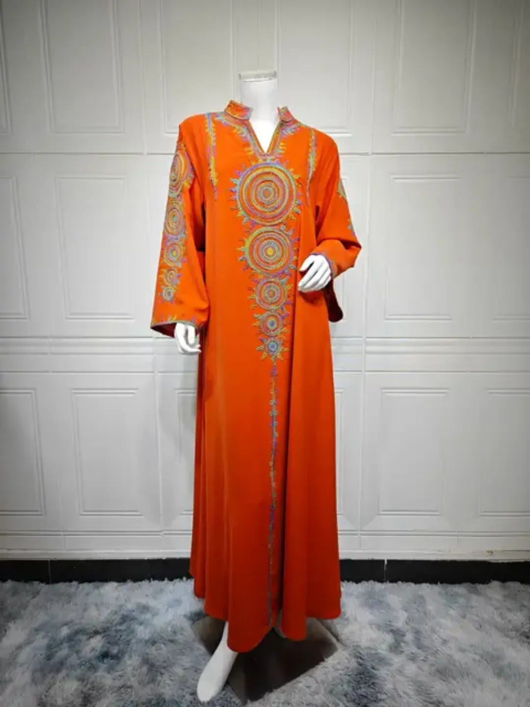 Robe longue orientale brodée – Élégance traditionnelle pour femme – Style caftan moderne