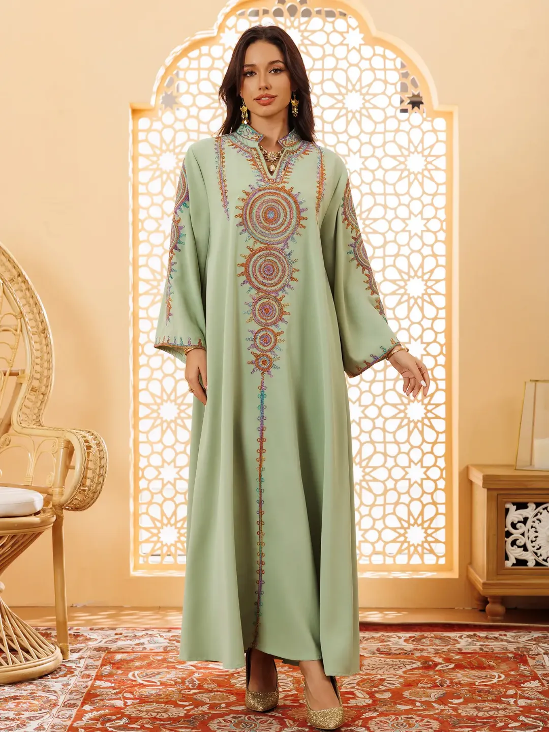 Robe longue orientale brodée – Élégance traditionnelle pour femme – Style caftan moderne