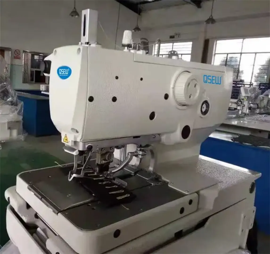 Machine à Coudre Industrielle Informatique LINGRAI ST-9820 – Haute Vitesse pour Œillets et Boutons