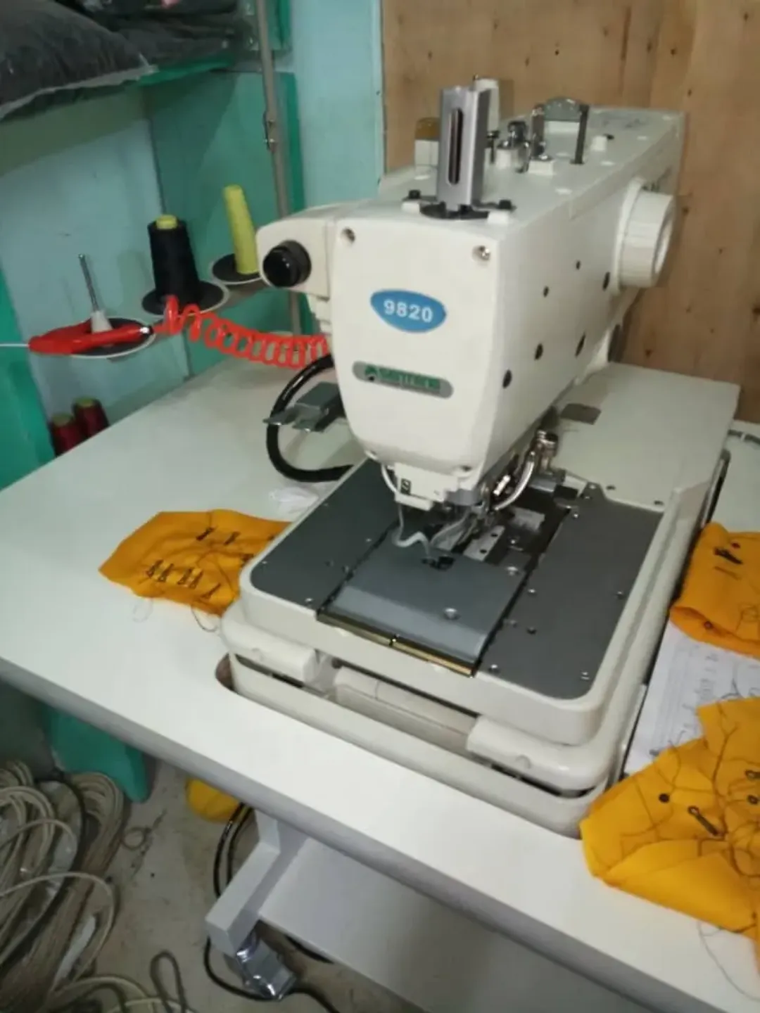 Machine à Coudre Industrielle Informatique LINGRAI ST-9820 – Haute Vitesse pour Œillets et Boutons