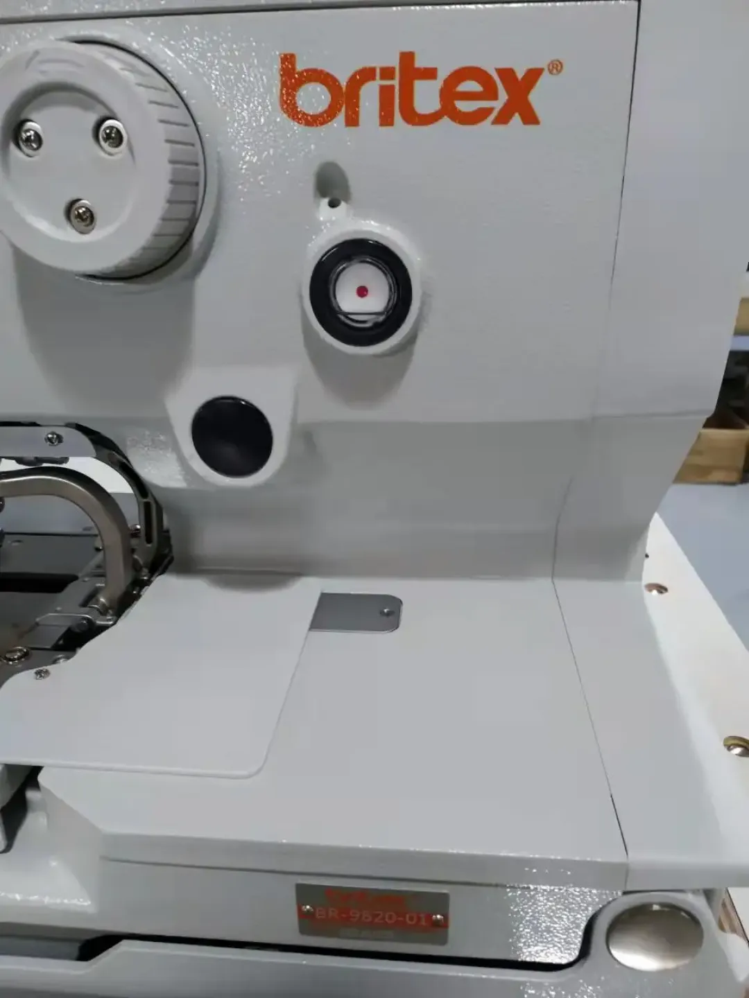 Machine à Coudre Industrielle Informatique LINGRAI ST-9820 – Haute Vitesse pour Œillets et Boutons