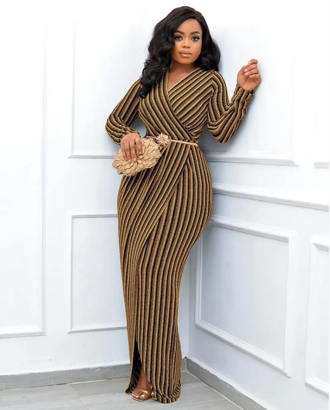 Robe Longue Élégante à Rayures avec Ceinture Fleurie – Tenue de Cérémonie et Soirée Chic pour Femme