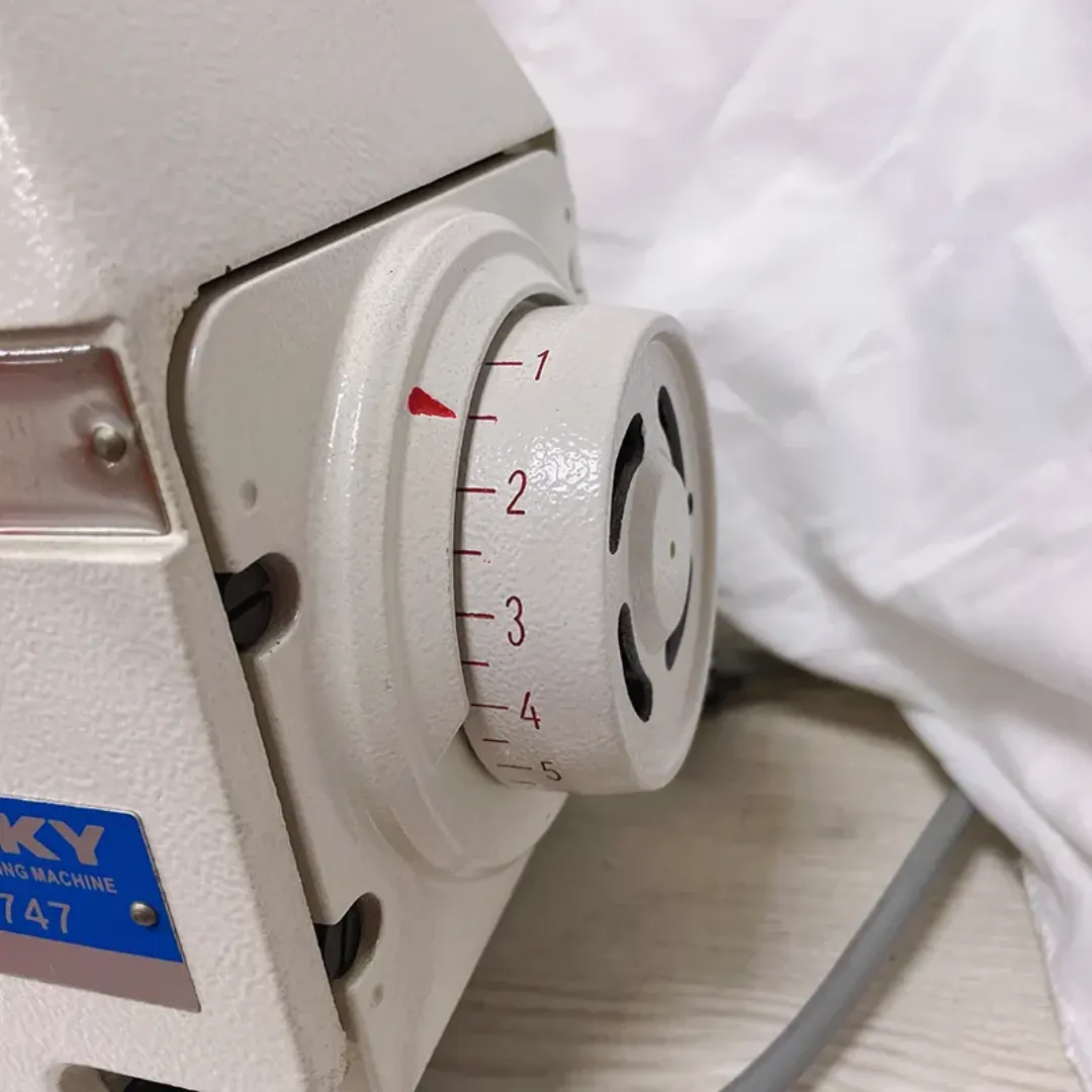 Machine à Surjet Industrielle ST-747D – 2 Aiguilles, Haute Vitesse 6500 RPM, Réglage Différentiel Avancé