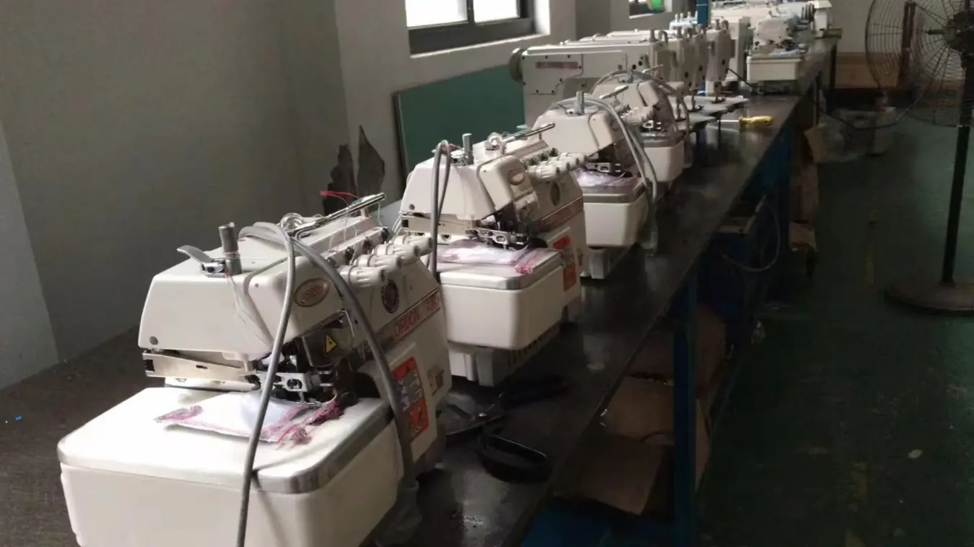 Machine à Coudre Industrielle Overlock ST-747D Haute Vitesse 6500 Points/Min – Spéciale Finition Bord, Tissu, Maille et Surjet Professionnel