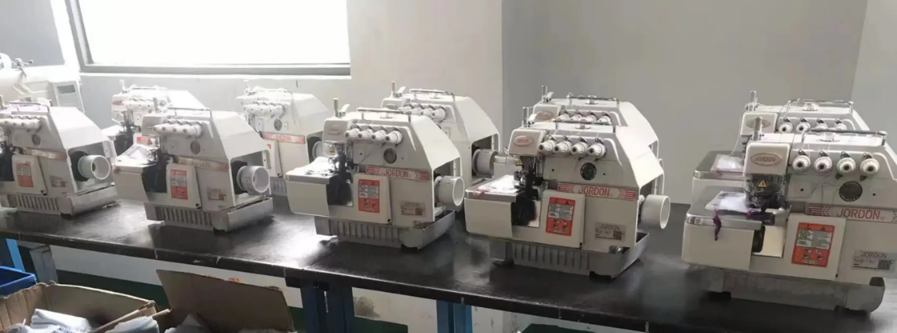 Machine à Coudre Industrielle Overlock ST-747D Haute Vitesse 6500 Points/Min – Spéciale Finition Bord, Tissu, Maille et Surjet Professionnel
